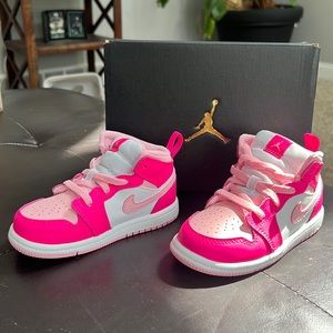 Brand New Jordan 1 Mid Pink size 8c